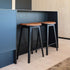 Nordic Bar Stool in Terra Black mit schwarzem Eichenholz und sichtbaren Nähten auf Lederpolsterung