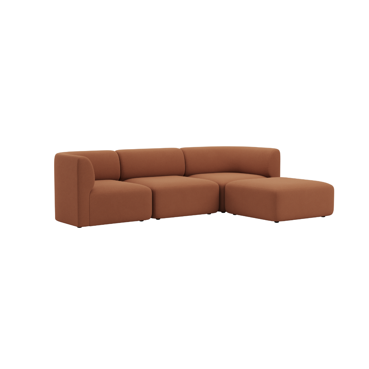 Braunes skandinavisches Ecksofa mit weichen Polstern und großzügiger Sitzfläche vor schwarzem Hintergrund von sackit | Fjord Sofa - 3 seater - Cosmo Terracotta Mit Hocker | SACKit