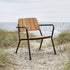 Kirra Patio Lounge Chair in Noir mit pulverbeschichtetem Aluminium und FSC® - zertifiziertem Teakholz, niedrige Sitzposition. | Kirra Patio Lounge Chair - Noir | SACKit