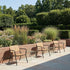 Kirra Patio Lounge Chair in Noir mit pulverbeschichtetem Aluminium und FSC® - zertifiziertem Teakholz, entspannte Sitzposition. | Kirra Patio Lounge Chair - Noir | SACKit