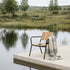 Kirra Patio Lounge Chair in Noir mit pulverbeschichtetem Aluminium und FSC - zertifiziertem Teakholz, entspannte Sitzposition. | Kirra Patio Lounge Chair - Noir | SACKit