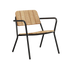 Kirra Patio Lounge Chair in schwarzem pulverbeschichtetem Aluminium mit Teakholz - Details, niedrige Sitzposition. | Kirra Patio Lounge Chair - Noir | SACKit