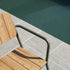 Kirra Patio Lounge Chair in Olive mit pulverbeschichtetem Aluminium und FSC - zertifiziertem Teakholz, niedrige Sitzposition. | Kirra Patio Lounge Chair - Olive | SACKit