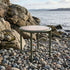 Runder Mollis Side Table Ø50 in Olive mit Aluminiumrahmen und getöntem Glas, draußen auf Terrasse. | Mollis Side Table Ø50 - Olive | SACKit