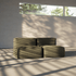 Modulares boneless Sofa in olivgrünem Strukturstoff mit weichen abgerundeten Sitzflächen in einem hellen minimalistischen Wohnraum mit Sonnenlicht