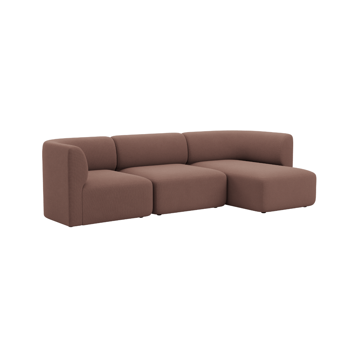 Braunes sackit Fjord Sofa mit drei Sitzplätzen und rechter Chaiselongue im skandinavischen Design auf schwarzem Hintergrund | Fjord Sofa - 3 Seater Chaise Right - Cosmo Clay | SACKit