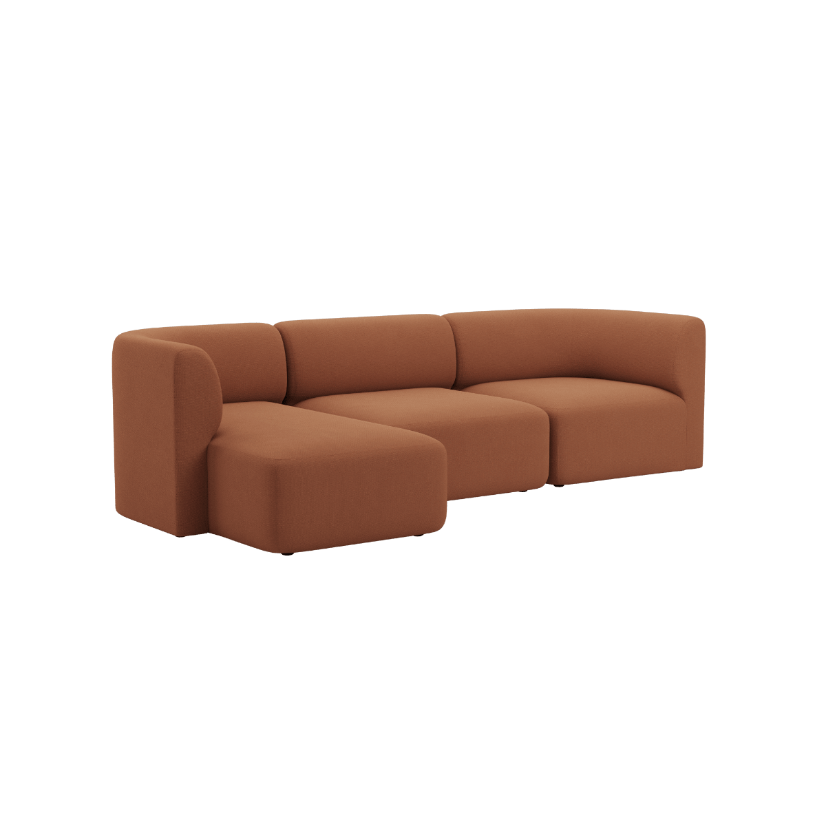 Braunes skandinavisches Dreisitzer Sofa mit linker Chaiselongue und weichen abgerundeten Formen auf schwarzem Hintergrund von sackit | Fjord Sofa - 3 Seater Chaise Left - Cosmo Terracotta | SACKit