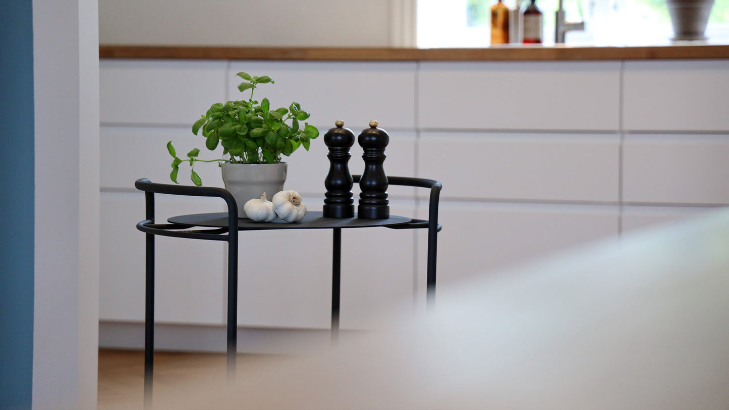 Serving Table - Tabletttisch aus pulverbeschichtetem Stahl mit Rollen