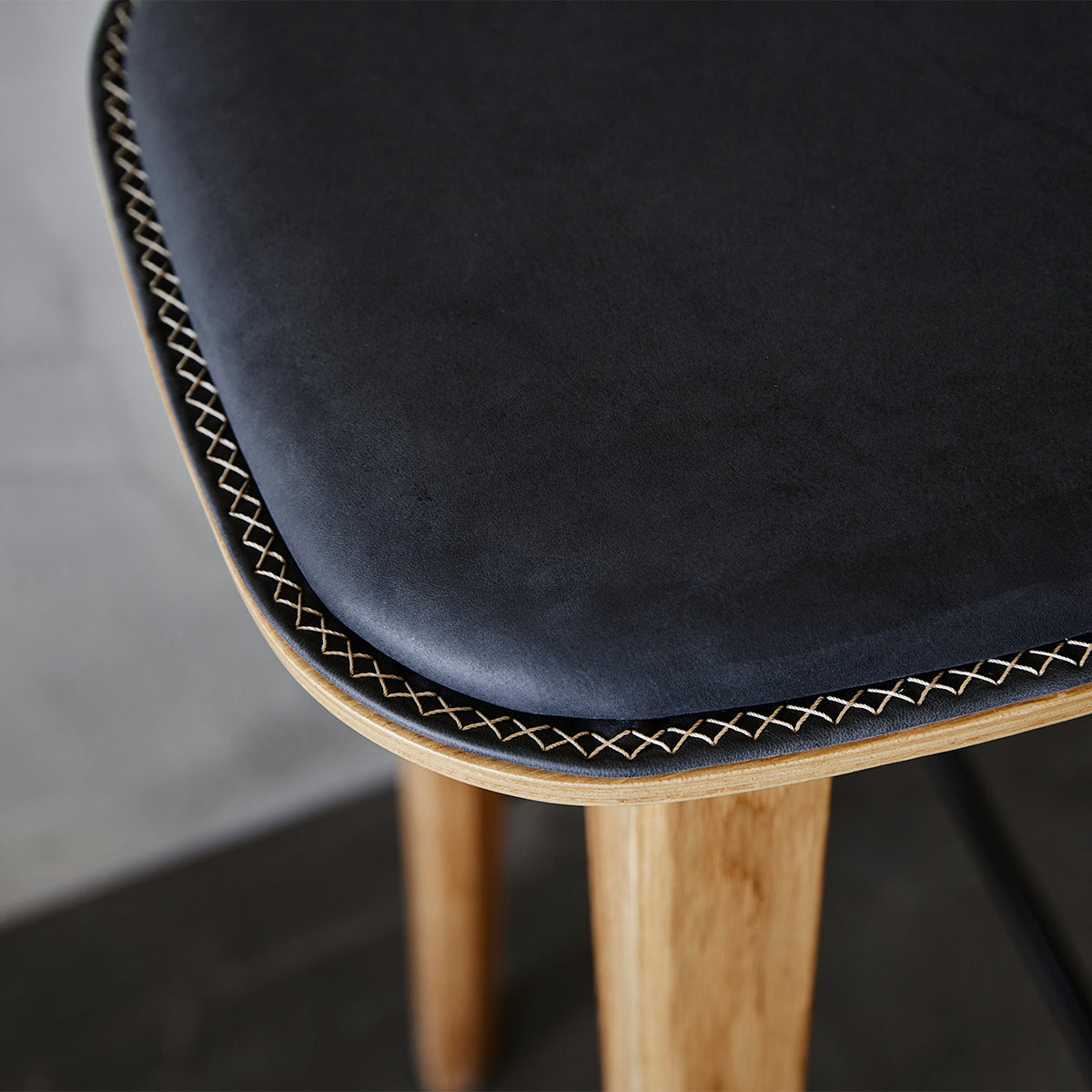 Nordic Bar Stool - Black Stained Oak - Exklusiver Barhocker aus Eiche & Leder