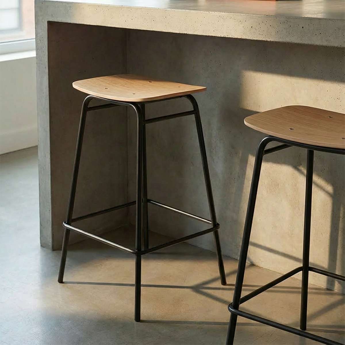 Frame Bar Stool mit Sitz aus Eichenfurnier und pulverbeschichtetem Stahlgestell in natürlicher Holzfarbe. | Frame Bar Stool - Wood - 73 cm Black Stained Oak | SACKit