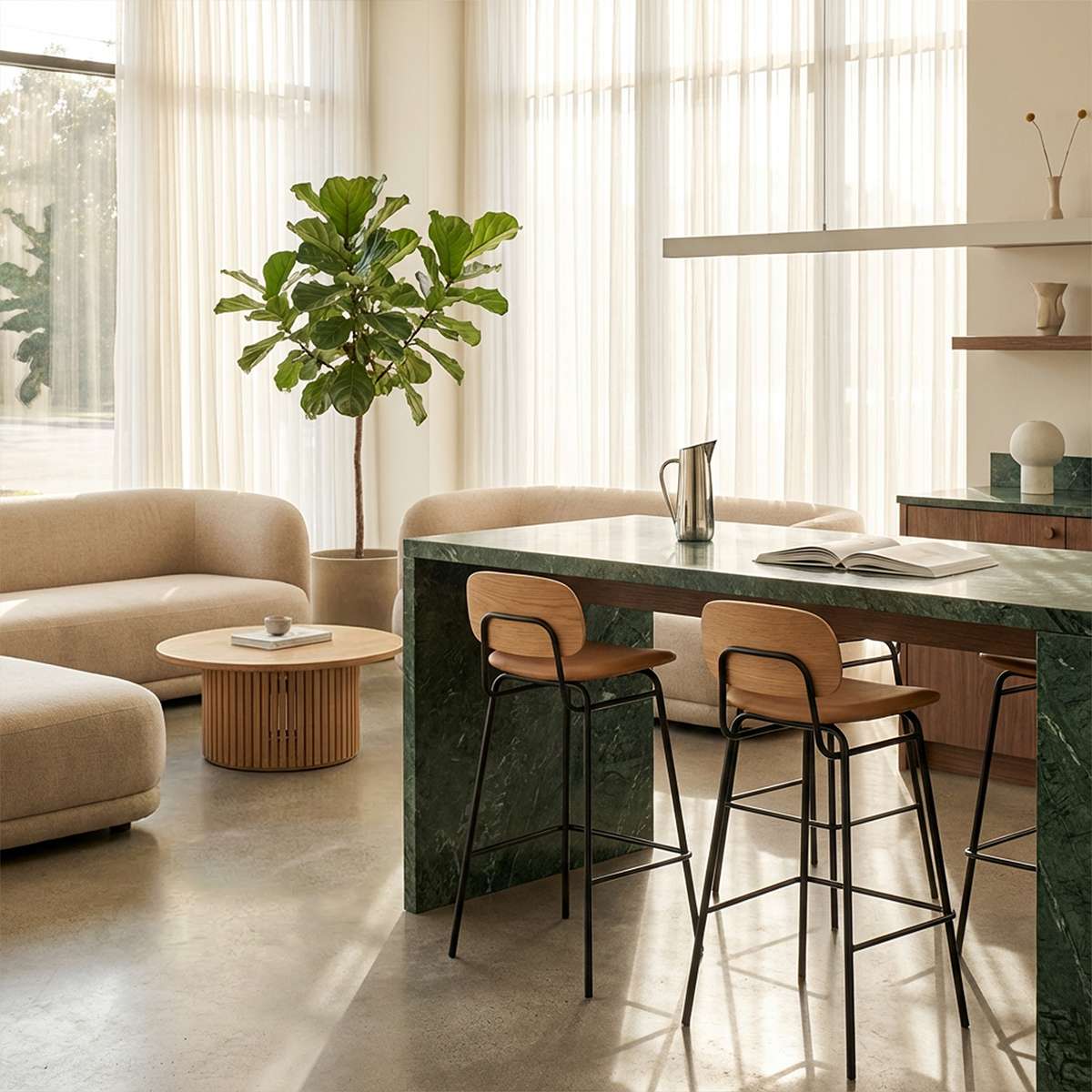 Hoher Frame Bar Stool mit Rückenlehne aus Leder und pulverbeschichtetem Stahlgestell in industriellem Design. | Frame Bar Stool - Leather w/ backrest - 73 cm Terra Safari | SACKit