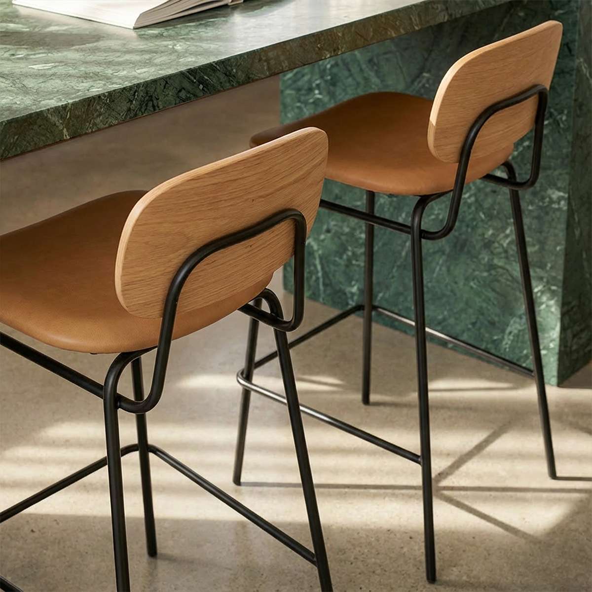 Frame Bar Stool Barhocker mit Rückenlehne aus Leder und pulverbeschichtetem Stahlgestell in industriellem Design | Frame Bar Stool - Leather w/ backrest - 73 cm Terra Safari | SACKit