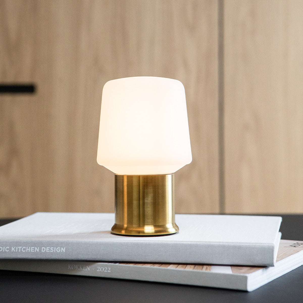 London Base Sockel aus gebürstetem Messing, 54 mm hoch, rund, für Lamp Intelligent, außen und innen nutzbar | Ambience - London base - White 10 | SACKit