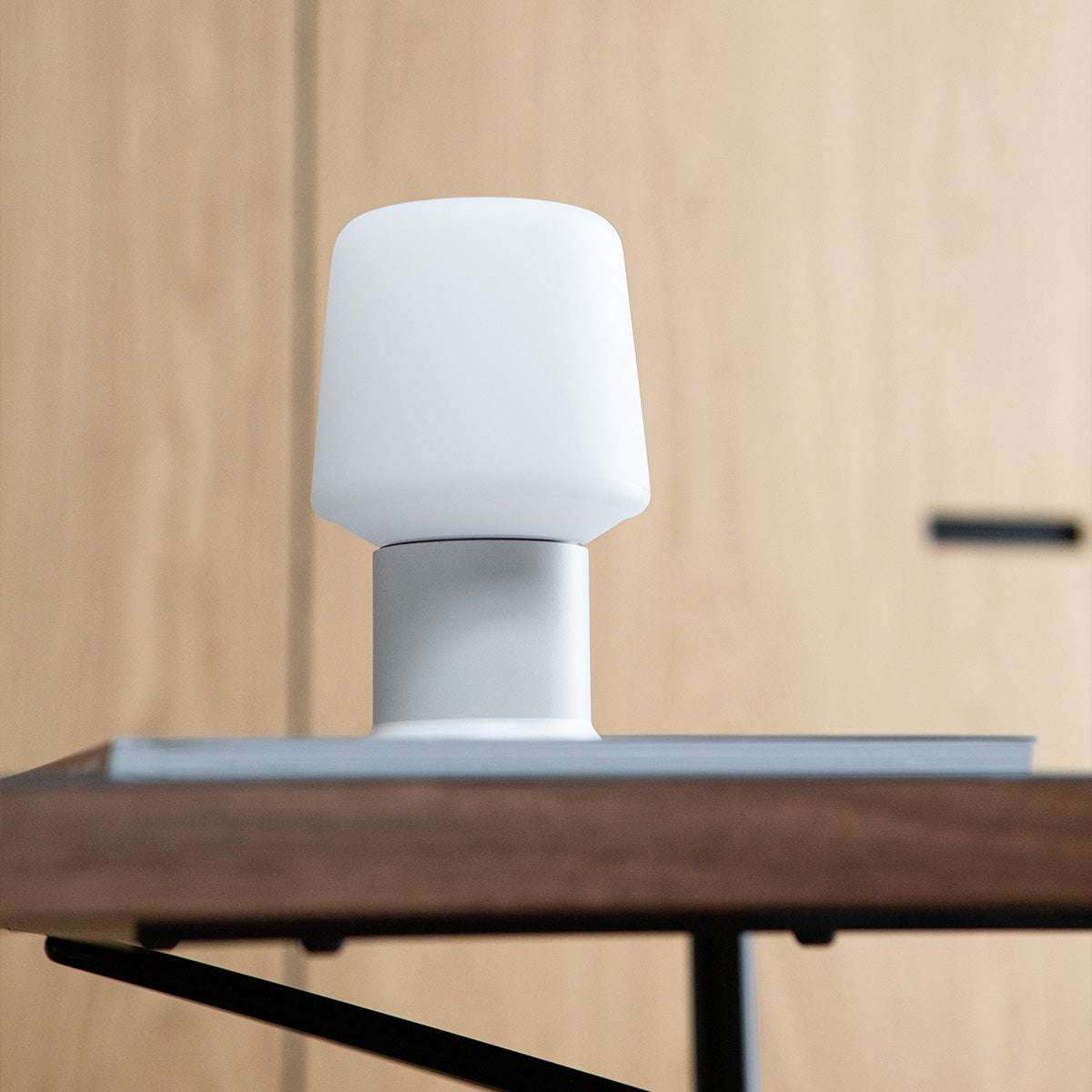 Weiße Ambience Lamp Intelligent+ mit London base in kleiner Größe auf hellem Hintergrund. | Ambience - Lamp Intelligent+ & London base - White 10 | SACKit