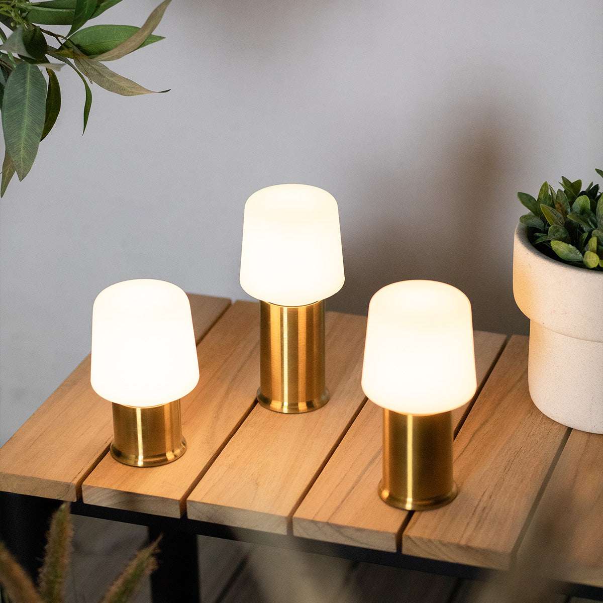 Ambience Lamp Intelligent+ mit London base in Messing, drei verschiedene Größen, Outdoor - Leuchte aus Edelstahl und Polyethylen | Ambience - Lamp Intelligent+ & London base - White 10 | SACKit
