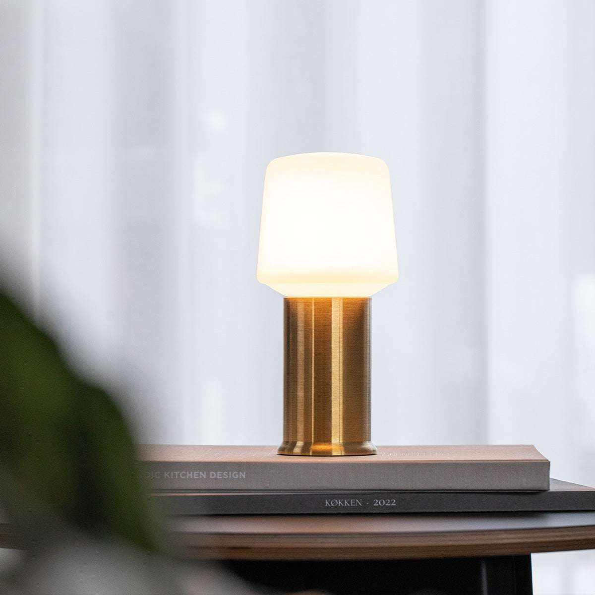 Ambience Lamp Intelligent+ in Messing mit London Base, Größe 10, elegante Outdoor - Leuchte aus Stahl und Polyethylen | Ambience - Lamp Intelligent+ & London base - White 10 | SACKit