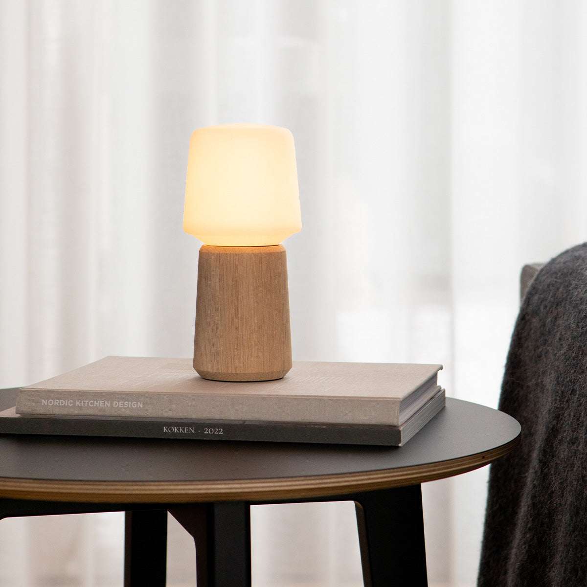 Ambience Lampe Intelligent+ mit Oslo Basis aus FSC Eichenholz, Größe 10, modernes skandinavisches Design | Ambience - Lamp Intelligent+ & Oslo base - 10 | SACKit