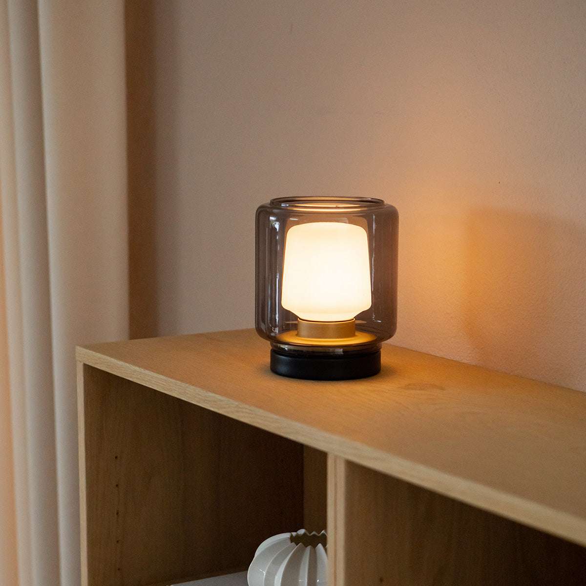 Ambience Lamp Intelligent mit New York Basis aus Edelstahl und rauchigem Glas, akkubetrieben, für Innen und Außen.