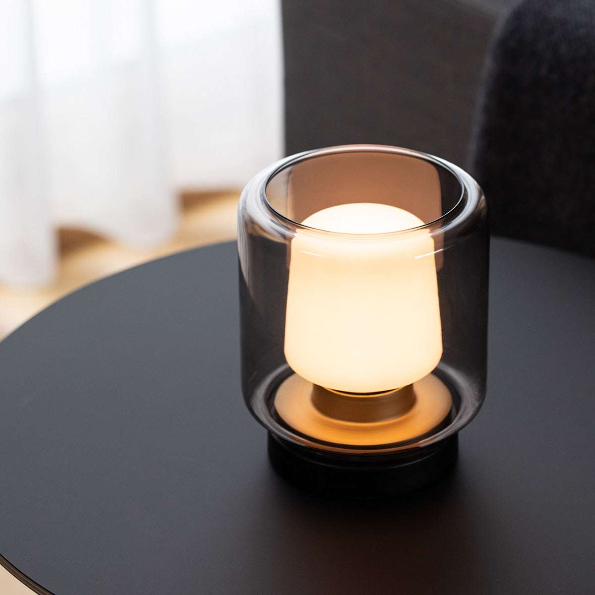 Ambience Lamp Intelligent mit New York Basis aus Edelstahl und rauchigem Glas, akkubetrieben, rund, wetterfest