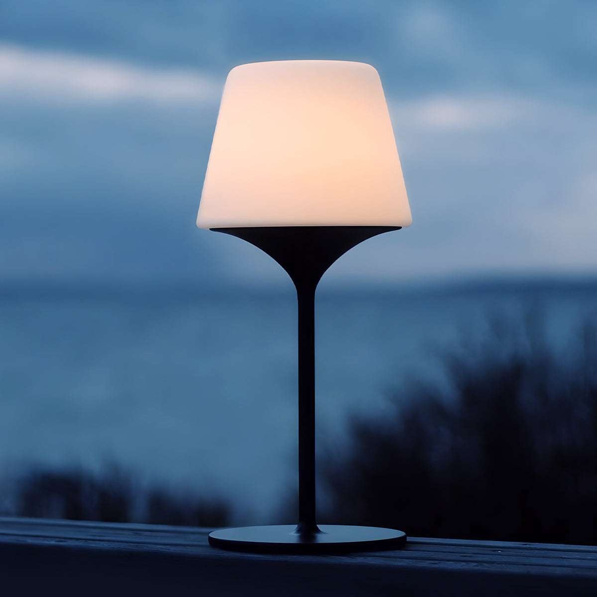 Ambience Intelligent Lampe mit Aalborg Basis aus Edelstahl und frostsicherem Glas, akkubetrieben und wetterfest.