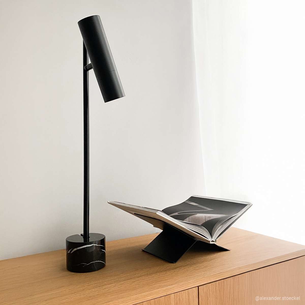 Schwarze Expo Table Tischleuchte aus Aluminium mit mattem Finish und Marmorfuß in modernem Design. | Expo Table - Polished | SACKit
