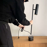 Schwarze Expo Table Tischleuchte mit Aluminiumgehäuse und Marmorfuß auf hellem Hintergrund | Expo Table - Polished | SACKit