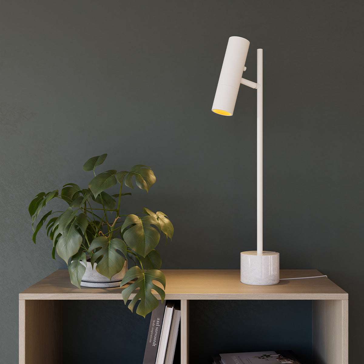 Weiße Expo Table Tischleuchte aus Aluminium mit Marmorfuß und warmem Licht, modernes Design | Expo Table - Polished | SACKit