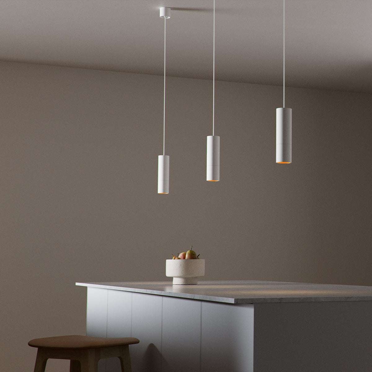 Weiße Expo Pendant Pendelleuchte aus Aluminium mit schlichter, moderner Form und langem Kabel | Expo Pendant - Polished | SACKit