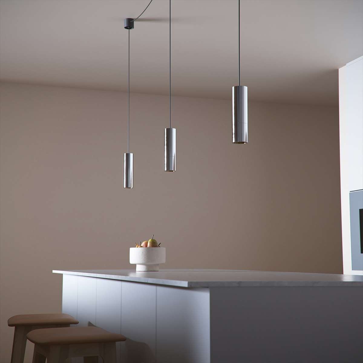 Polierte Expo Pendelleuchte aus Aluminium mit schlankem, zylindrischem Design und langer Kabelaufhängung | Expo Pendant - Polished | SACKit