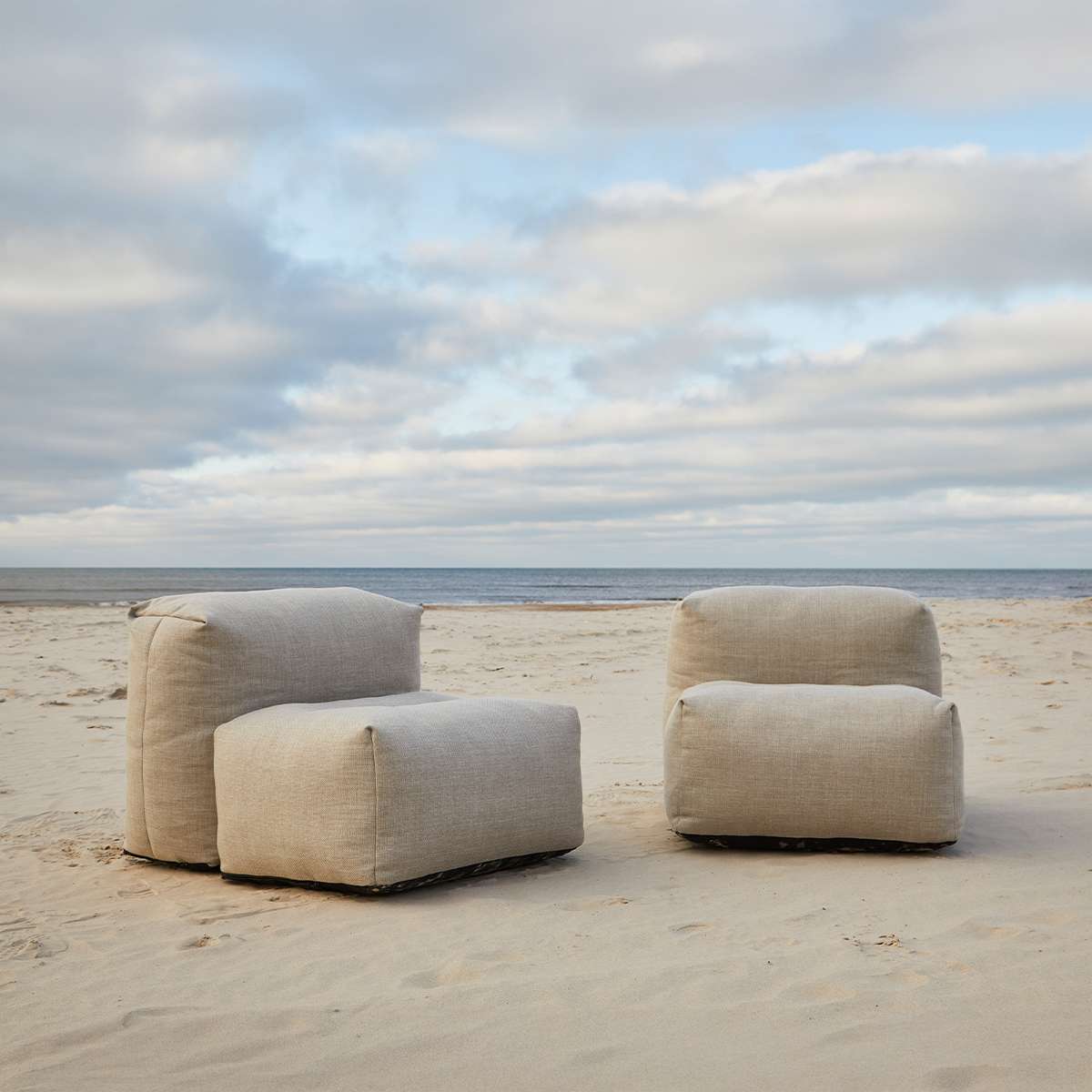 Soft Sofa Outdoor 2 - Sitzer in sandfarbenem Kirra - Gewebe, weiches, formstabiles Outdoor - Sofa ohne Gestell. | Soft Sofa Outdoor - 2 Seater - Kirra Sand | SACKit