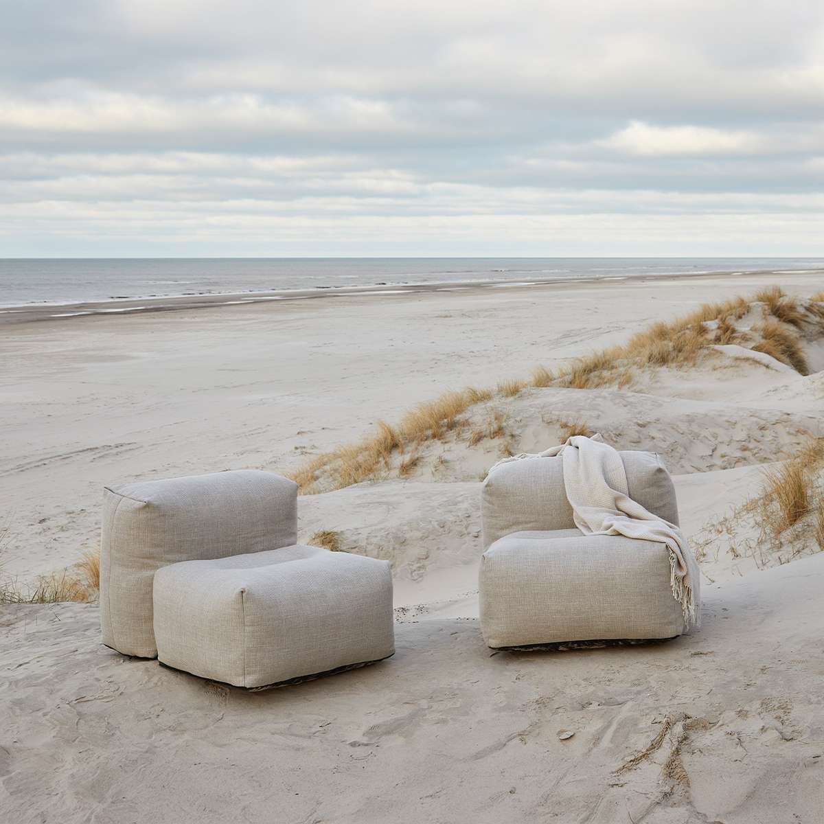Soft Sofa Outdoor 3 - Sitzer mit Lounger in Kirra Sand, weiches, formstabiles Outdoor - Sofa ohne Gestell | Soft Sofa Outdoor - 3 Seater w/ Lounger - Kirra Sand | SACKit