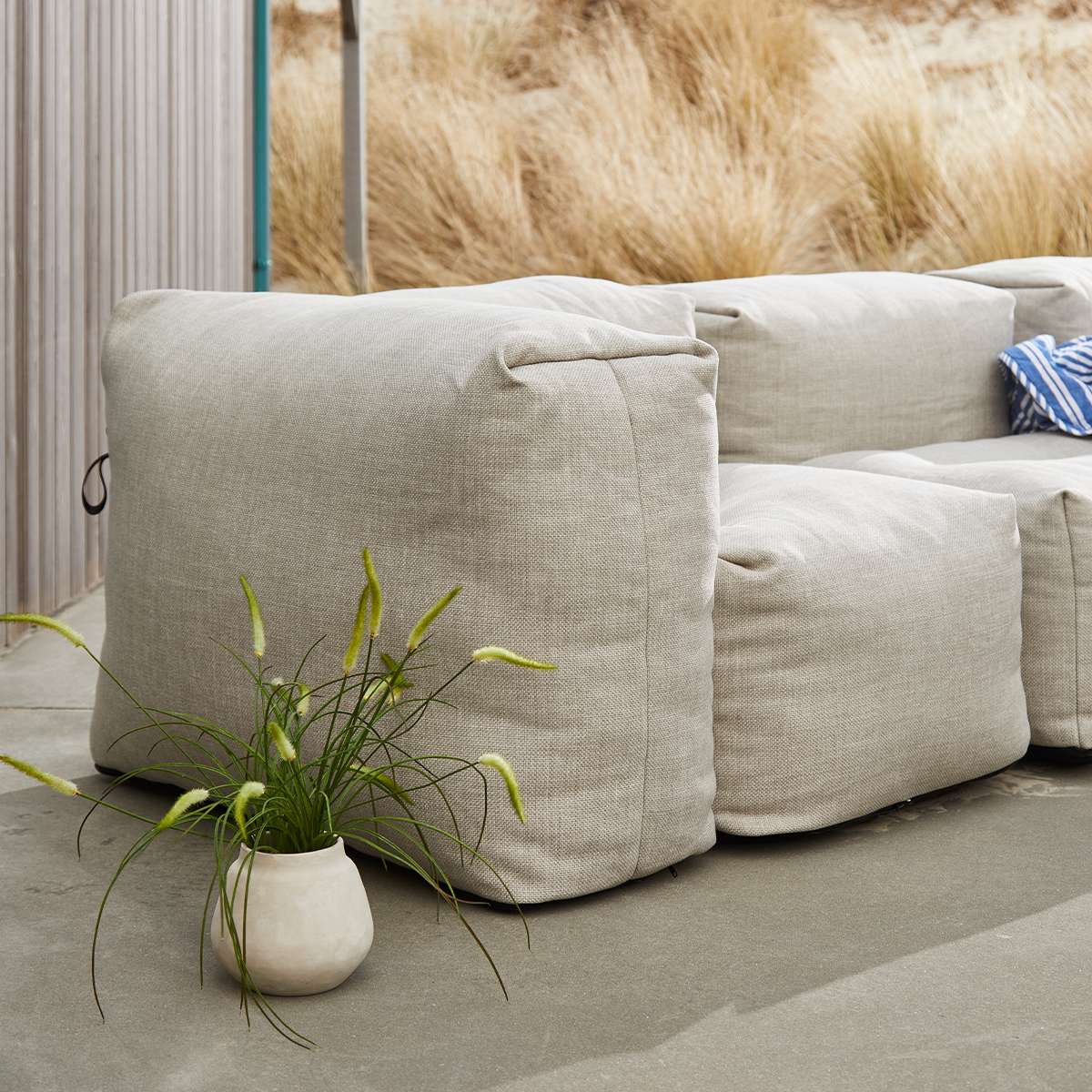 Soft Sofa Outdoor Corner in sandfarbenem Kirra - Gewebe, weiches, formstabiles Sofa für draußen | Soft Sofa Outdoor - Corner - Kirra Sand | SACKit