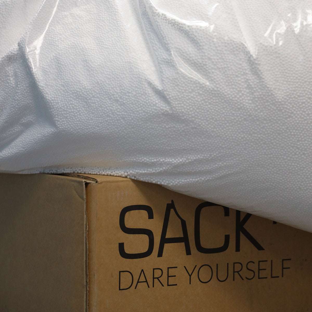 Nachfüllpack mit 100 Litern EPS-Kugeln für Sitzsäcke, weiß, in Verpackung.