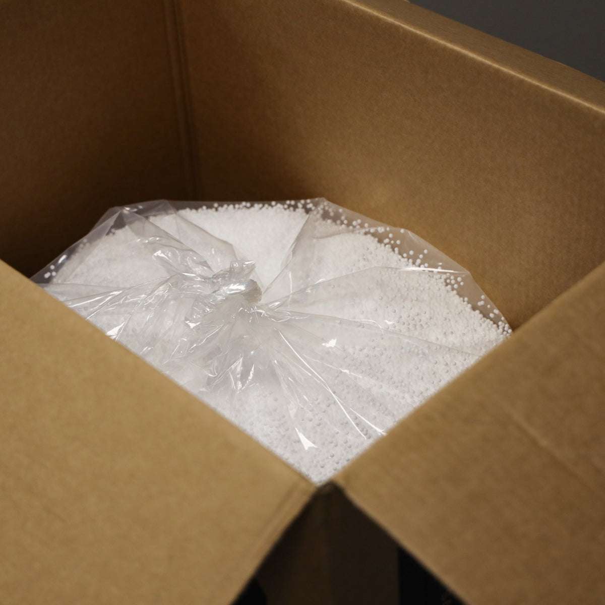 Weiße EPS-Kugeln zur Nachfüllung eines Sitzsacks, 100 Liter Packung, vor weißem Hintergrund.