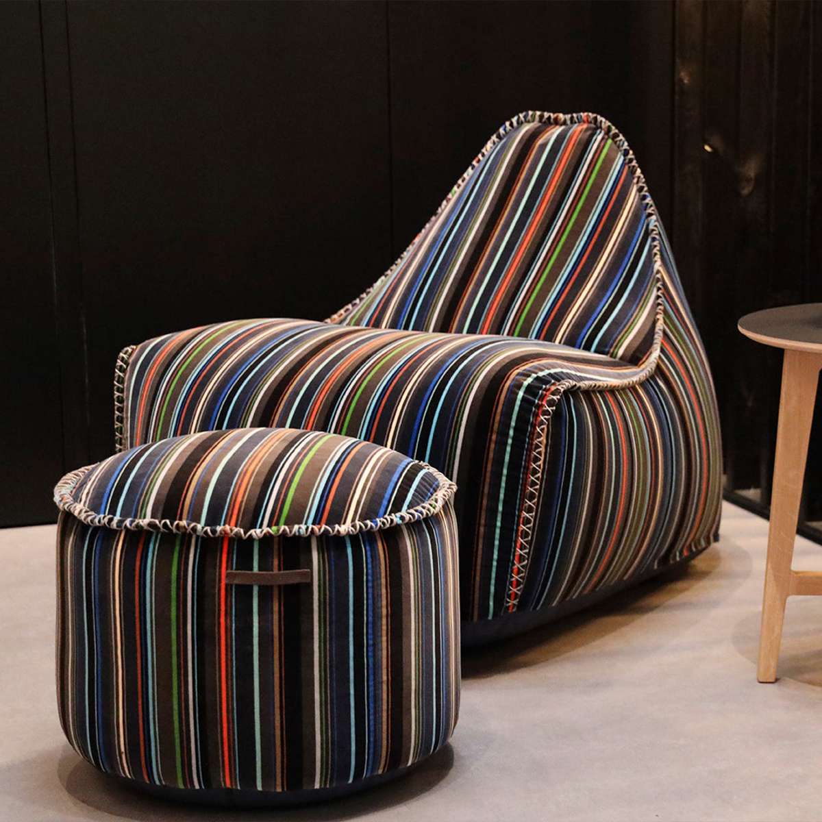 Mehrfarbiger Lounge Chair Paul Smith aus Baumwolle mit passendem Hocker, modernes lineares Design | Lounge Chair Paul Smith - Limited Edition - | SACKit