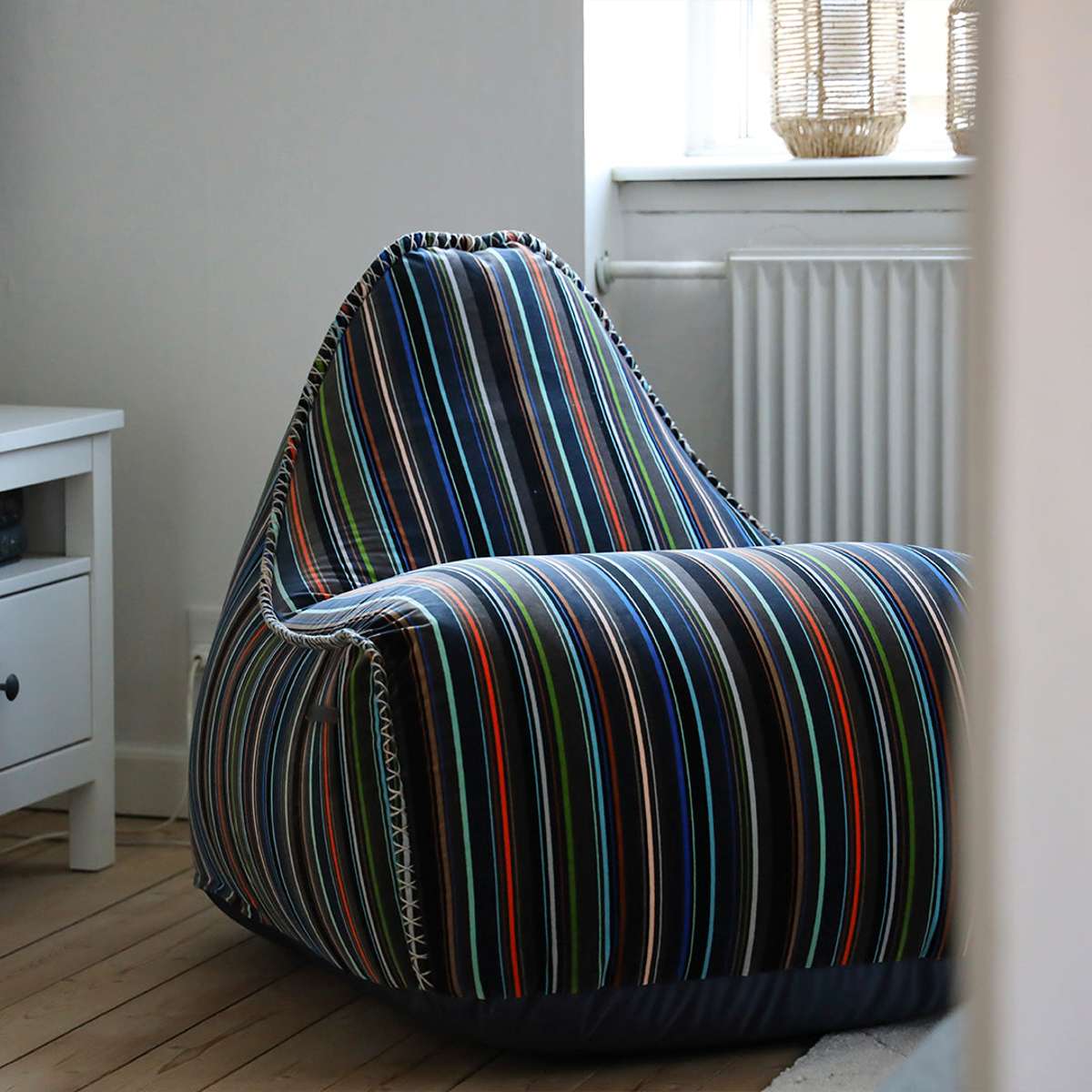 Mehrfarbiger Lounge Chair Paul Smith mit linearem Design und passendem Hocker auf hellem Boden | Lounge Chair Paul Smith - Limited Edition - | SACKit