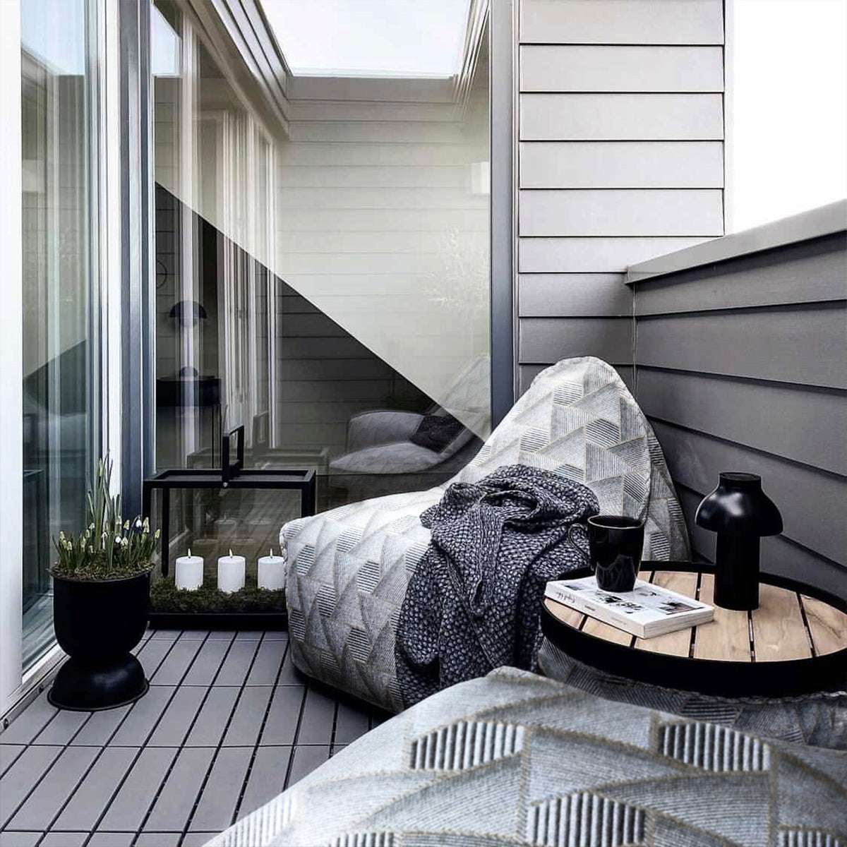 Schwarzer Pouf Noir mit geometrischem Jacquard - Stoffbezug und runder Form auf hellem Boden | Pouf Noir - Limited Edition - | SACKit