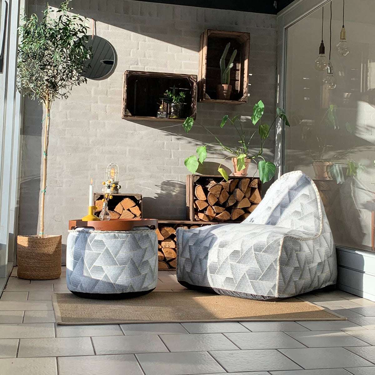 Schwarzer Pouf Noir mit geometrischem Jacquard - Stoffbezug und runder Form auf hellem Boden | Pouf Noir - Limited Edition - | SACKit