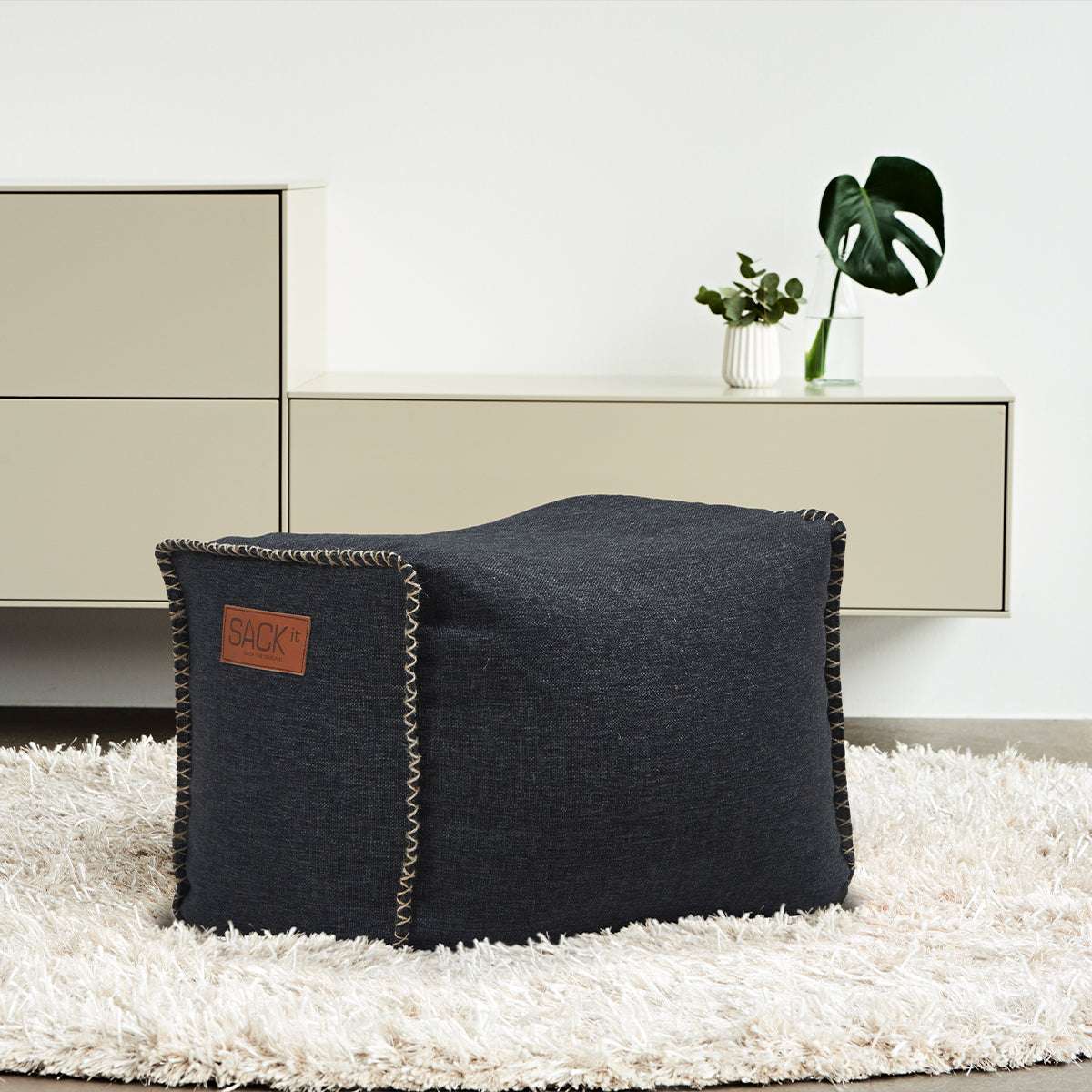 Schwarzer quadratischer Cobana Square Pouf aus wasserabweisendem Stoff, geeignet für Innen - und Außenbereich. | Cobana Square Pouf - Cobana Turkis | SACKit