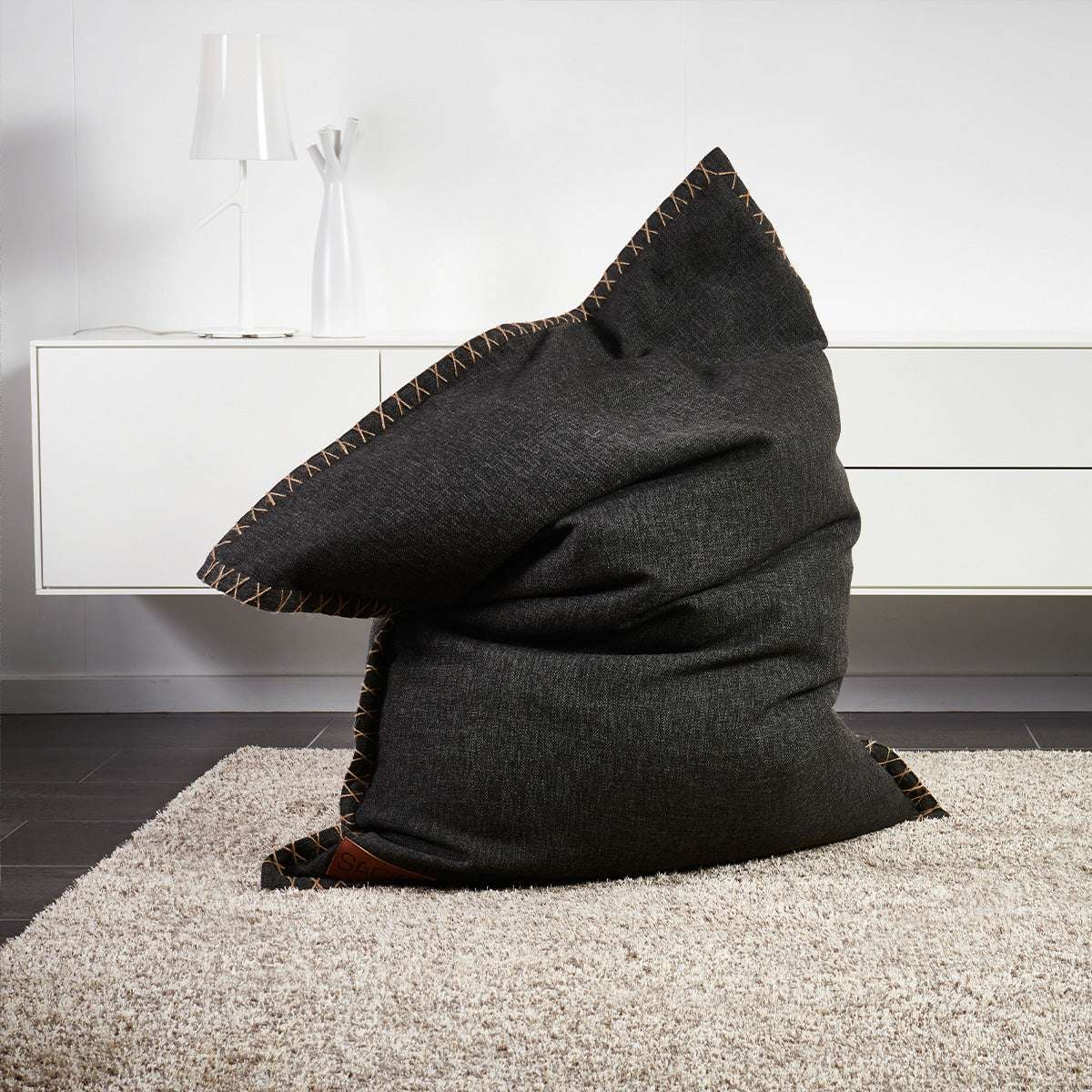 Cobana Beanbag in Cobana Grey, weicher Sitzsack mit handgenähten Stichen, geeignet für drinnen und draußen. | Cobana Beanbag - Cobana Rose | SACKit