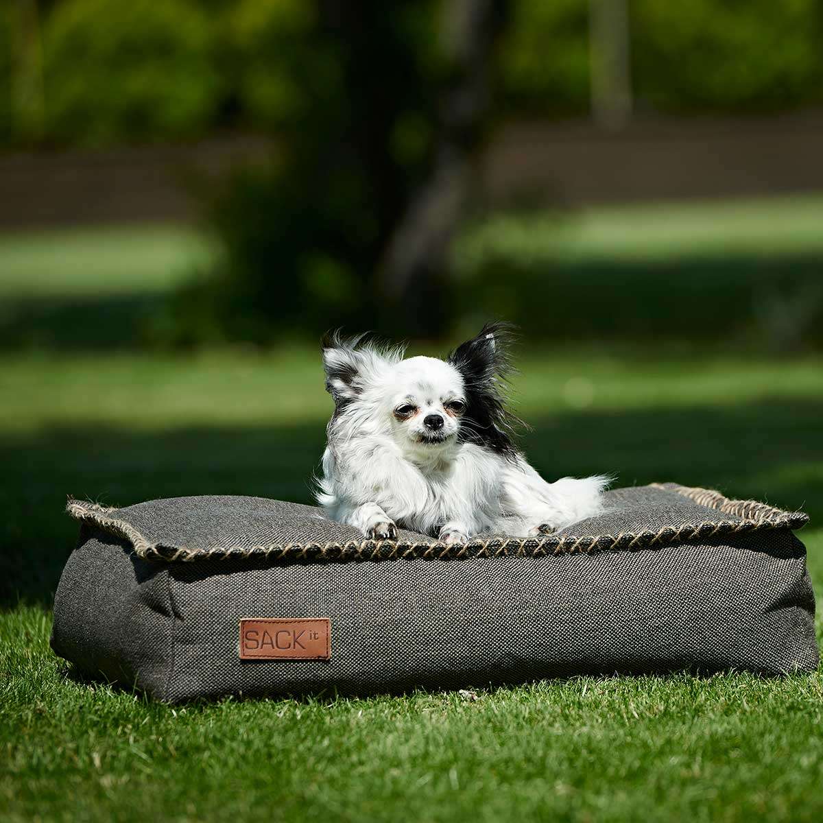 Kleines Cobana Brown Hundebett mit wasserfestem Material und handvernähten Kreuzstichen | Dog bed - Cobana Sand Melange Large | SACKit