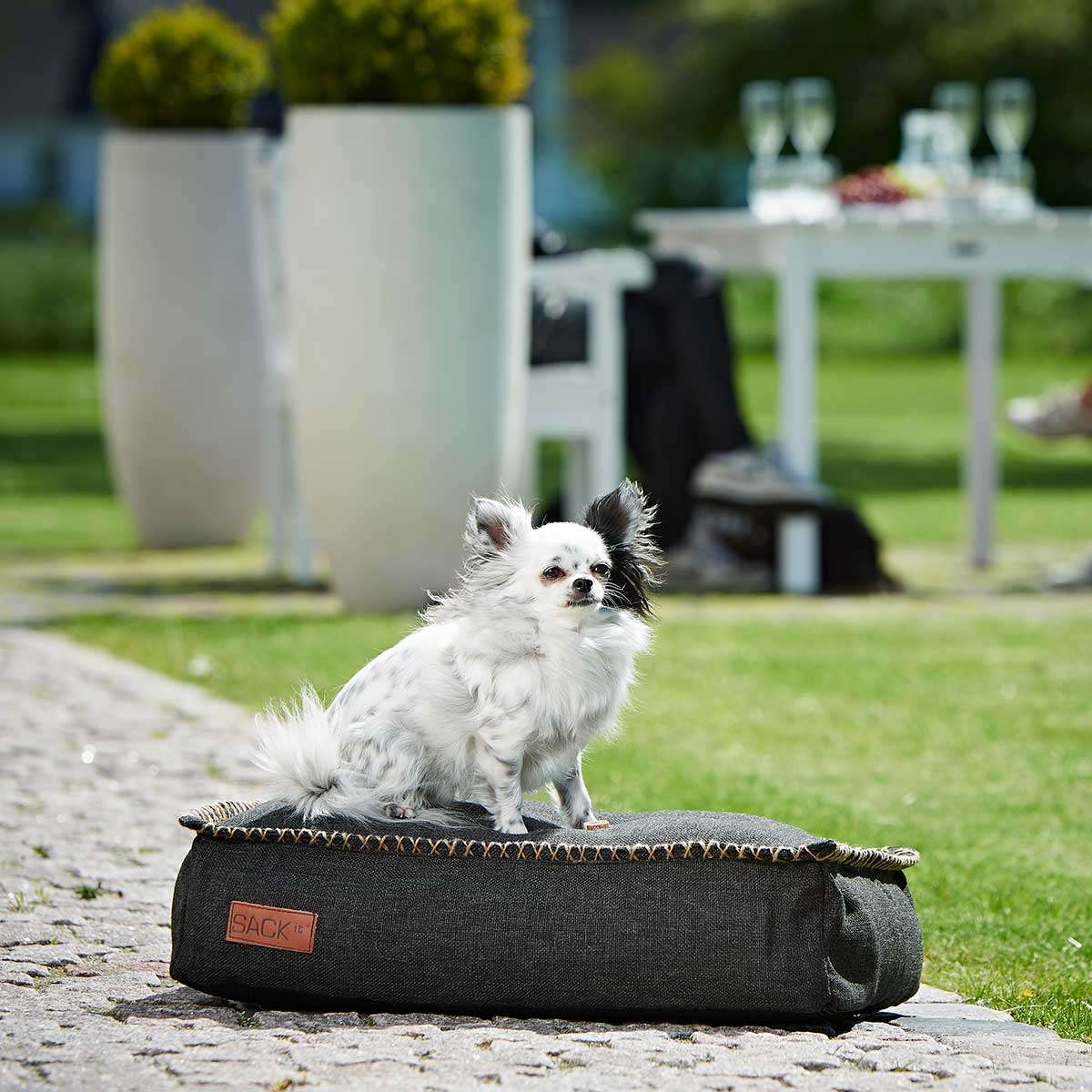 Kleines Cobana Dog bed in Schwarz mit handvernähten Kreuzstichen und wasserfestem Material. | Dog bed - Cobana Sand Melange Large | SACKit