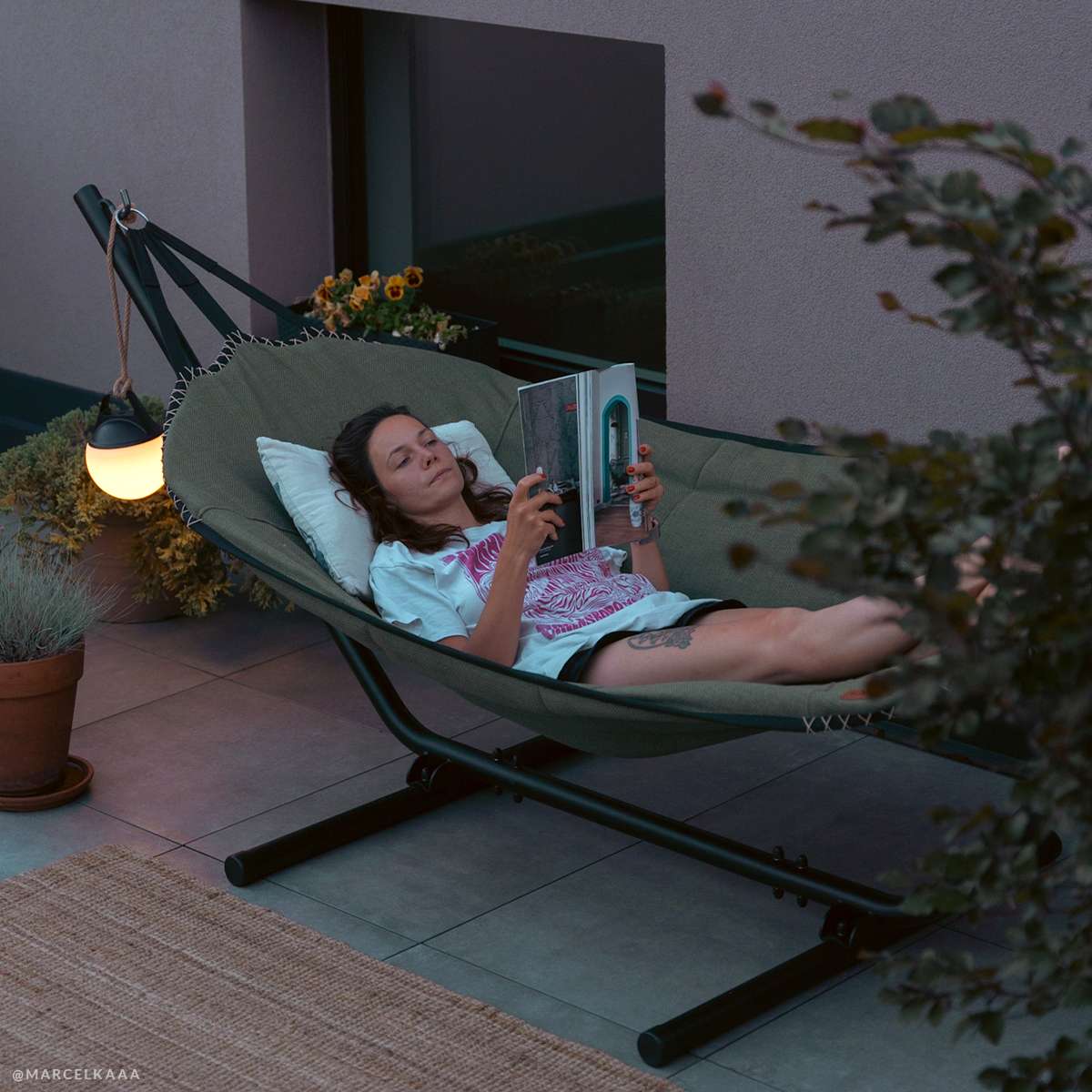 Cobana Hammock Hängematte in Grau mit schwarzem Aluminiumgestell, freistehend im Außenbereich. | Cobana Hammock - Kirra Indigo Taupe | SACKit