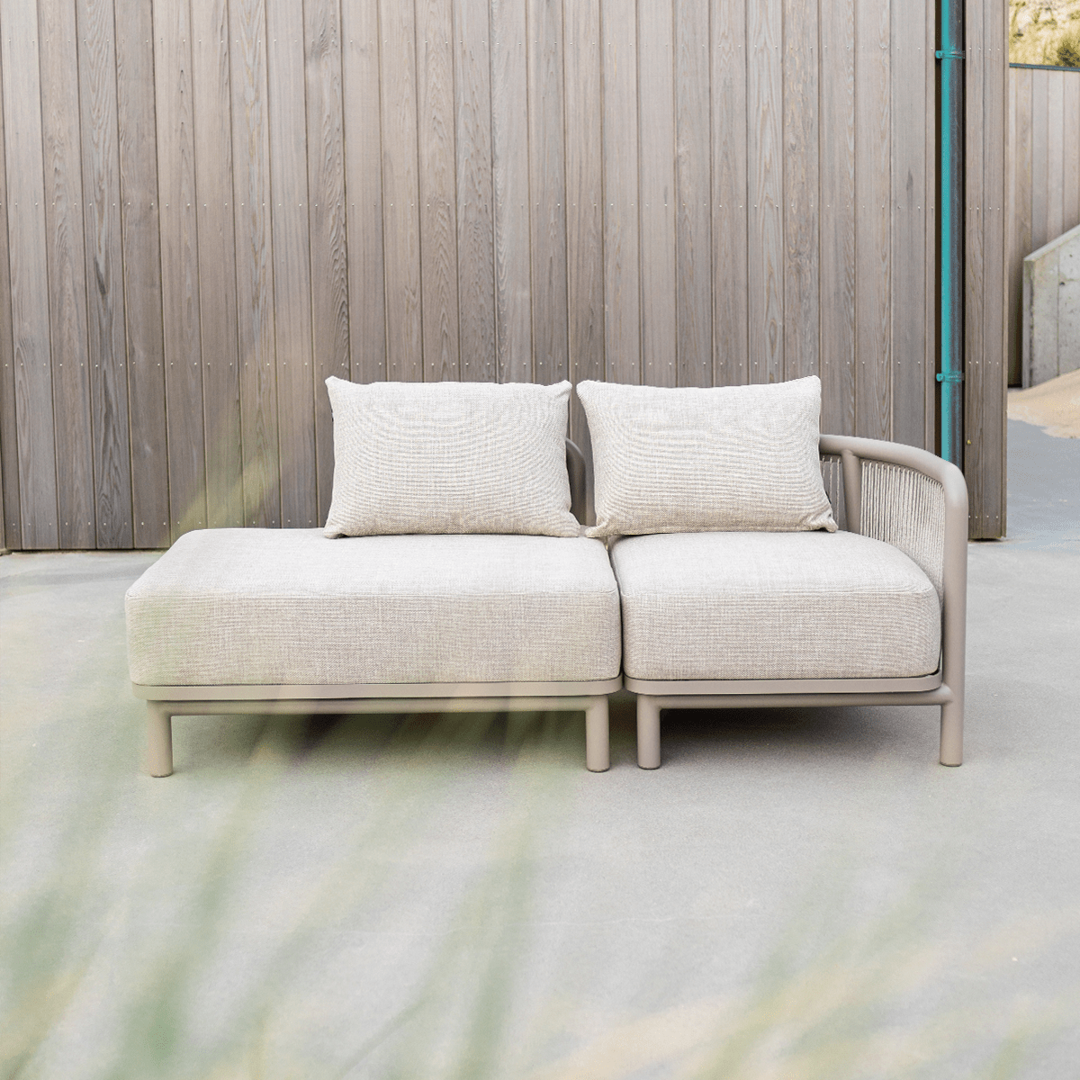 Kirra Lounge Sofa Open end right in sandfarbenem Olefin mit pulverbeschichtetem Aluminiumrahmen draußen | Kirra Lounge Sofa - Open end right - Kirra Noir | SACKit