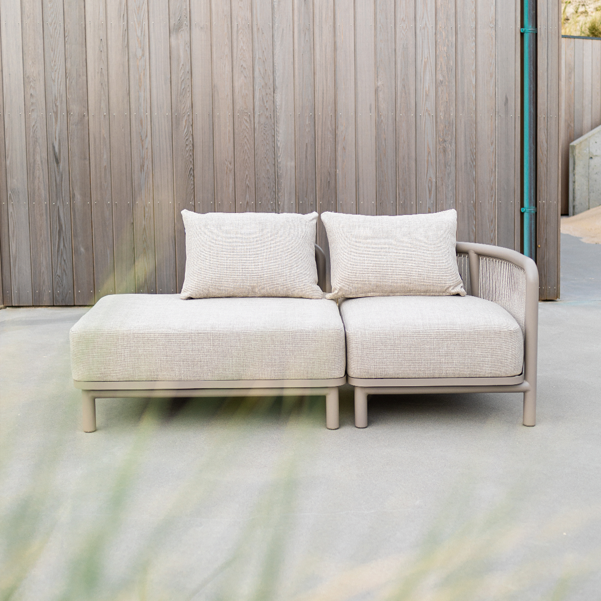 Eck - Loungesofa Kirra in Sandfarben mit pulverbeschichtetem Aluminiumrahmen und Olefin - Textilbezug. | Kirra Lounge Sofa - Corner - Kirra Sand | SACKit