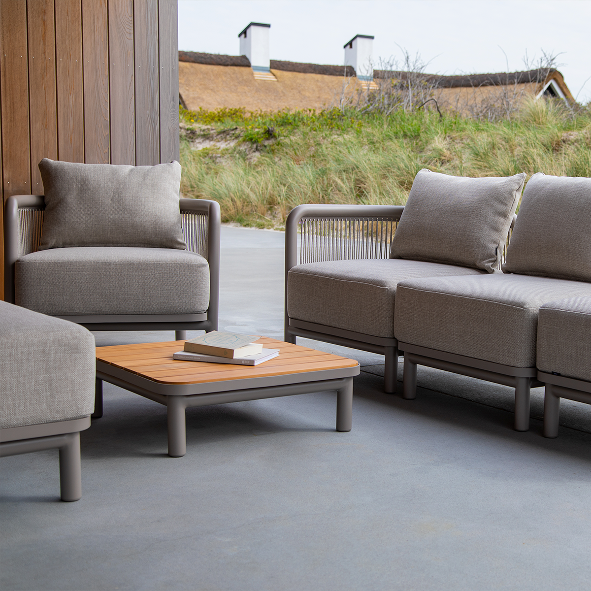 Kirra Lounge Sofa Seat in sandfarbenem Olefin - Gewebe mit pulverbeschichtetem Aluminiumrahmen, modernes Outdoor - Design. | Kirra Lounge Sofa - Seat - Kirra Noir | SACKit