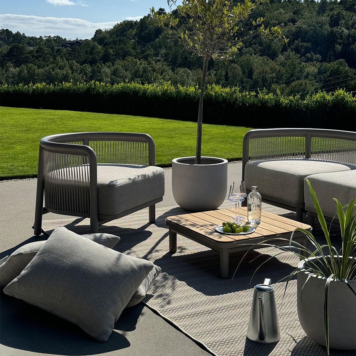 Kirra Lounge Sofa 2 - Sitzer in sandfarbenem Olefin - Gewebe mit pulverbeschichtetem Aluminiumrahmen. | Kirra Lounge Sofa - 2 seater - Kirra Noir | SACKit