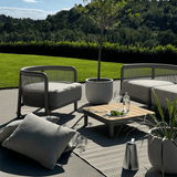 Kirra Side Table aus pulverbeschichtetem Aluminium mit Teakholzplatte in Taupe, Outdoor - Couchtisch. | Kirra Side Table - Taupe Ohne Accessory Fit | SACKit
