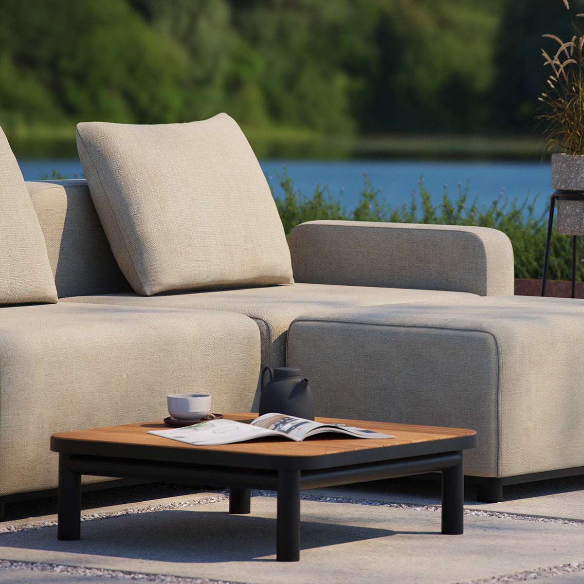 Kirra Side Table in Noir mit pulverbeschichtetem Aluminium und Teakholzplatte, quadratisch, Outdoor - Couchtisch | Kirra Side Table - Taupe Ohne Accessory Fit | SACKit