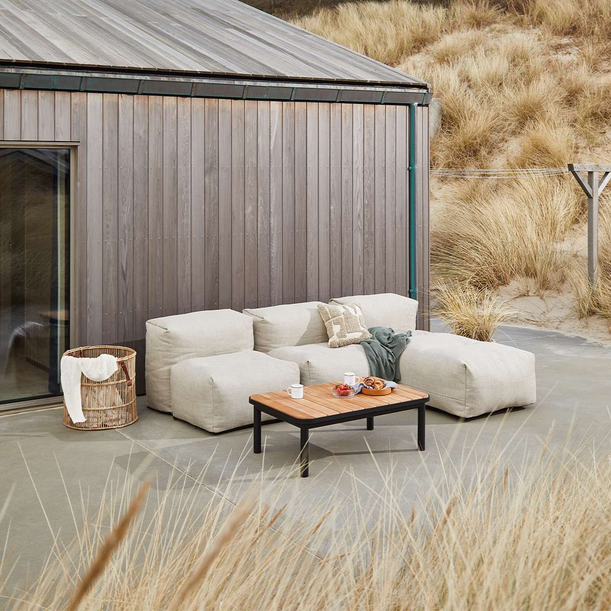 Kirra Coffee Table aus pulverbeschichtetem Aluminium und Teakholz, rechteckig, Outdoor - Couchtisch in natürlichem Holzton | Kirra Coffee Table - Noir Ohne Accessory Fit | SACKit